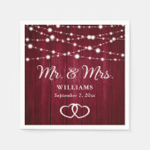 Burgundy String Lights Herz rustikale Holzhochzeit Serviette (Vorderseite)