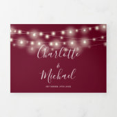 Burgundy String Lights Script Monogram Wedding Dreifach Gefaltete Einladung (Cover)
