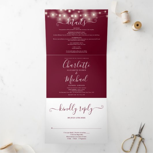 Burgundy String Lights Script Monogram Wedding Dreifach Gefaltete Einladung (Innenseite)