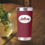 Burgundy Stylized Wedding Trauzeuge Name Thermobecher<br><div class="desc">Verschenken Sie Ihrem Trauzeuge diese trendige und personalisierte,  rostfreie Edelstahl,  Thermalwäscher mit seinem Namen in stilisierter Schrift in einem weißen ovalen Design. Hintergrund und Skript sind bordeauxfarben. Personalisieren Sie Ihren thermischen Schuster,  indem Sie den Namen des Trauzeugen mit dem gewünschten Namen bearbeiten und ersetzen.</div>