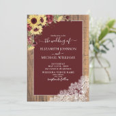 Burgundy Sunflower Rustic Wood Script Wedding Einladung (Stehend Vorderseite)