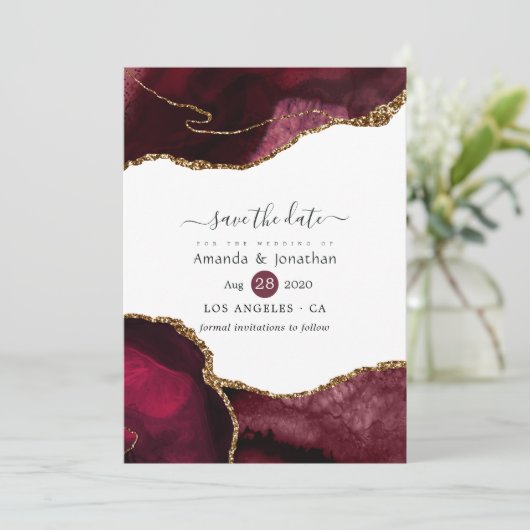 Burgundy und Gold Agate Wedding Save The Date (Stehend Vorderseite)