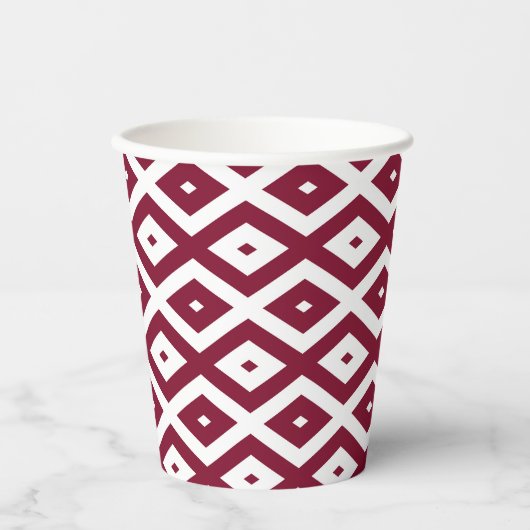 Burgundy und weißes Diamantmuster Pappbecher (Vorderseite)