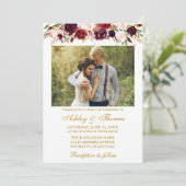 Burgundy Watercolor Floral Gold Foto Hochzeit Einladung (Stehend Vorderseite)