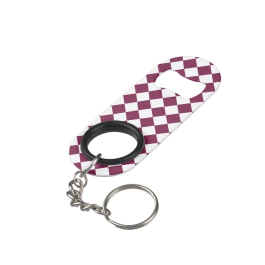 Burgundy White Checker Diamond Pattern Mini Flaschenöffner (Rückseite Schrägansicht)