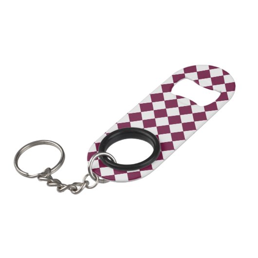 Burgundy White Checker Diamond Pattern Mini Flaschenöffner (Vorderseite Schrägansicht)