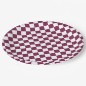 Burgundy White Checker Diamond Pattern Pappteller (Schrägansicht)