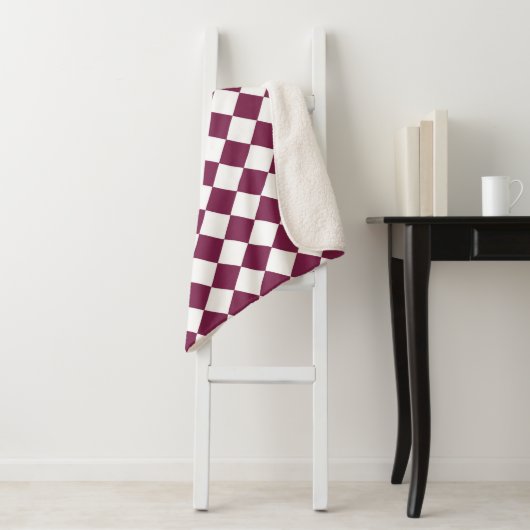 Burgundy White Checker Diamond Pattern Sherpadecke (Beispiel)