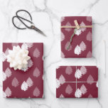 Burgundy White Christmas Tree Muster Geschenkpapier Set<br><div class="desc">Diese einfachen Weihnachtsbaumplatten sind in einem modernen bordeauxroten und weißen Design verpackt. Ein einzigartiger Weg,  um Ihren Urlaub abzuschließen,  präsentiert diese festliche Saison. Sie können die Hintergrundfarbe in eine beliebige Farbe ändern.</div>