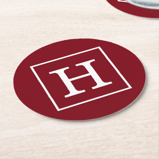 Burgundy White Gerahmt Initial Monogram Runder Pappuntersetzer (Angewinkelt)