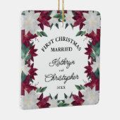 Burgundy White Poinsettias Erste Weihnachtsfeier V Keramikornament (Rechts)