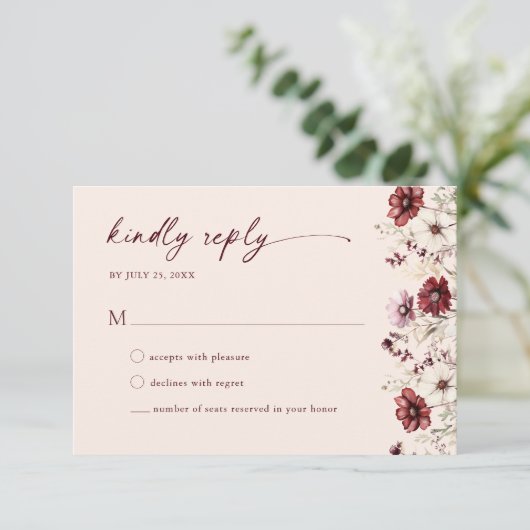 Burgundy Wildblume Wedding RSVP Enclosure Card Einladung (Stehend Vorderseite)