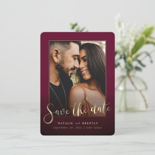 Burgundy Wine Gold Script & Marble Foto Overlay Save The Date (Stehend Vorderseite)