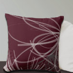 Burgundy Wine Grau Abstraktes Design Kissen<br><div class="desc">Das graue und graue Kissen zeichnet sich durch eine künstlerisch abstrakte Farbbandkomposition aus, die in Grautönen und Bordeaux mit weißen Akzenten auf einem bordeauxfarbenen Hintergrund gehalten ist. Diese abstrakte Komposition basiert auf Kombinationen von wiederholten Bändern, die überlagert und miteinander verbunden werden, um ein kompliziertes und komplexes abstraktes Muster zu bilden....</div>