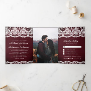 Burgundy Wood Country Lace auf einer Hochzeit Dreifach Gefaltete Einladung