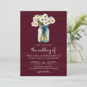 Burgundy Wood Daisies Mason Jar QR Code Wedding Einladung (Stehend Vorderseite)