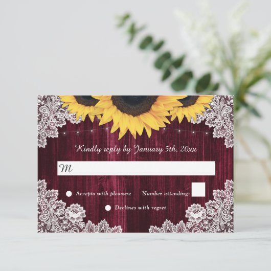 Burgundy Wood Lace Sunflower Wedding RSVP Karten (Stehend Vorderseite)