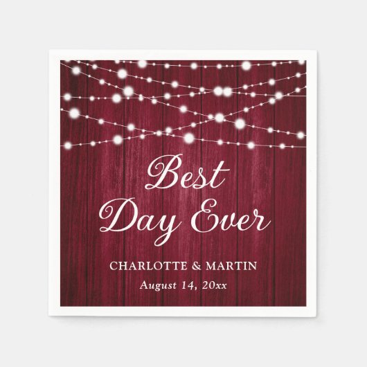 Burgundy Wood String Lights Rustikale Hochzeit Serviette (Vorderseite)