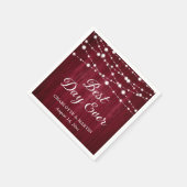 Burgundy Wood String Lights Rustikale Hochzeit Serviette (Ecke)