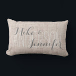 Burlap-ähnliche Personalize Wedding Names Date Ges Kissen Für Draußen<br><div class="desc">Personalisieren Sie es mit den Namen des Empfängers und dem Hochzeitsdatum auf der Rückseite. Klicken Sie auf Anpassen,  um die Textgröße anzupassen. Bitte beachten Sie,  dass die Einbruchtextur nur grafisch ist,  siehe "Über dieses Produkt".</div>