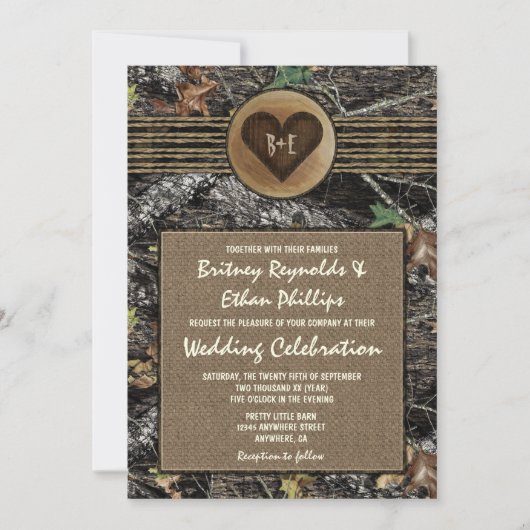 Burlap + Carved Heart Camouflage Wedding Einladung (Vorderseite)