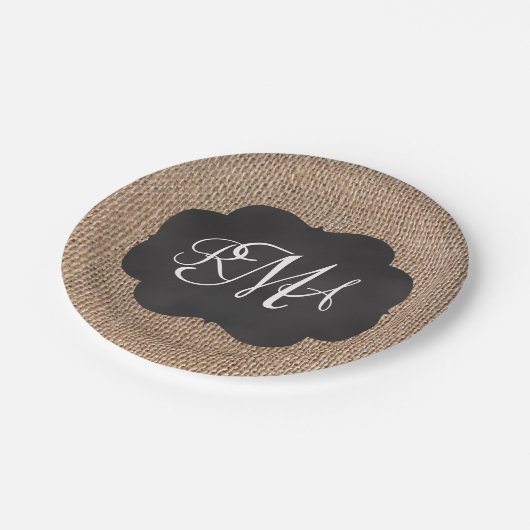 Burlap Chalkboard Look Triple Mit Monogramm Script Pappteller (Schrägansicht)
