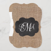 Burlap Chalkboard Look Triple Mit Monogramm Skript Einladung (Vorne/Hinten)