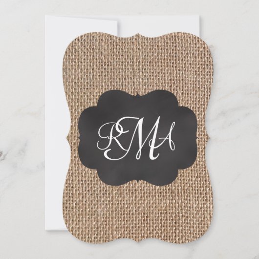 Burlap Chalkboard Look Triple Mit Monogramm Skript Einladung (Vorderseite)