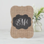 Burlap Chalkboard Look Triple Mit Monogramm Skript Einladung (Stehend Vorderseite)
