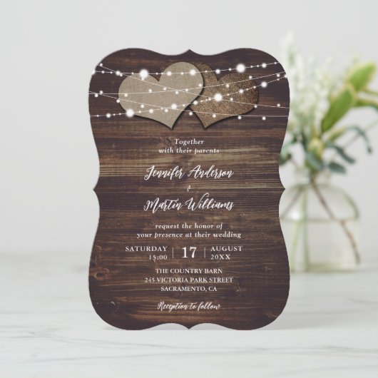 Burlap Hearts String Lights Rustic Wood Wedding Einladung (Stehend Vorderseite)