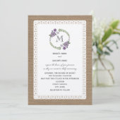 Burlap & Lace Inspiriert Lila Wreath Monogramm Einladung (Stehend Vorderseite)