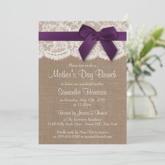 Burlap, Lace & Lila Bow Mother Day Brunch Einladung (Stehend Vorderseite)