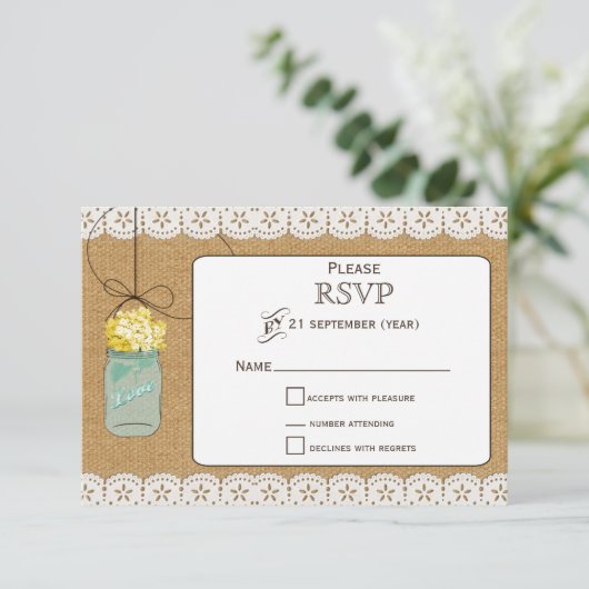 Burlap Lace Rustikales gelbes Hydrangea Mason Jar RSVP Karte (Stehend Vorderseite)