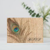 Burlap Peacock Feather Wedding RSVP Karte (Stehend Vorderseite)