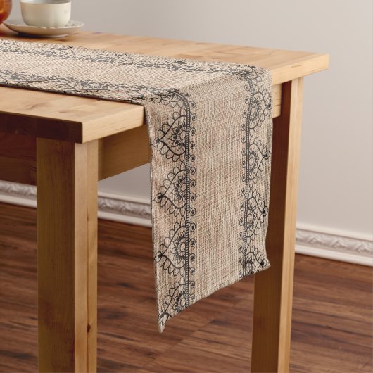 Burlap und Black Lace Print Großer Tischläufer (Beispiel)