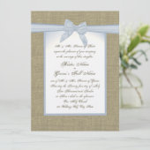 Burlap- und Blue Bow Country Wedding Einladung (Stehend Vorderseite)