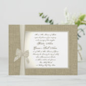 Burlap und Bow Rustic Wedding Einladung (Stehend Vorderseite)