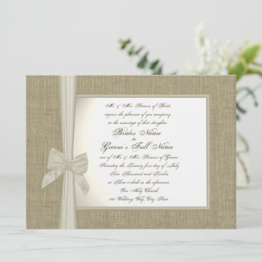 Burlap und Bow Rustic Wedding Einladung (Stehend Vorderseite)