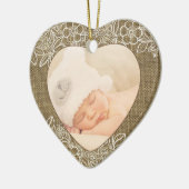 Burlap und Lace Baby First Christmas Keramik Ornament (Links)