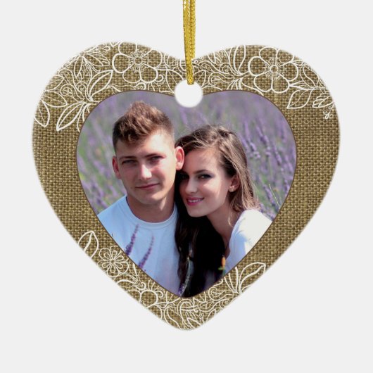 Burlap und Lace Newlywed First Christmas Keramik Ornament (Vorne)