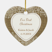 Burlap und Lace Newlywed First Christmas Keramik Ornament (Hinten)