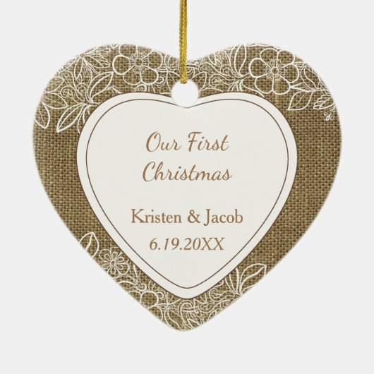 Burlap und Lace Newlywed First Christmas Keramik Ornament (Hinten)