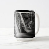 Burney fällt in Schwarzweiss Zweifarbige Tasse (VorderseiteRechts)