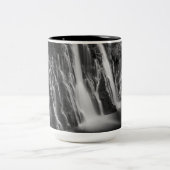 Burney fällt in Schwarzweiss Zweifarbige Tasse (Mittel)