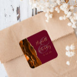 Burnt Orange Agate Gold Burgundy Wedding Quadratischer Aufkleber<br><div class="desc">Dieser moderne Hochzeitsaufkleber ist mit einem verbrannten Orangen-Aquarell-Geodedesign bestickt mit Imitaten Gold-Glitzer. Der goldfarbene Text auf bordeauxrotem Hintergrund lässt sich leicht anpassen,  mit den Namen der Braut und des Bräutigams in handschriftlicher Kalligraphie über einen großen Ampersand.</div>