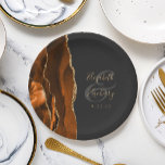 Burnt Orange Agate Gold Dark Wedding Pappteller<br><div class="desc">Diese eleganten,  modernen Hochzeitsfeier-Teller zeichnen sich durch ein verbranntes,  orangefarbenes Aquarellbild aus,  das mit vergoldetem Imitat-Glitzer besticht. Anpassen Sie den goldfarbenen Text einfach auf einem dunkelschwarzen Hintergrund,  mit den Namen der Braut und des Bräutigams in handgeschriebener Kalligrafie über einen großen kohlegrauen Ampersand.</div>