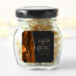 Burnt Orange Agate Gold Dark Wedding Quadratischer Aufkleber<br><div class="desc">Dieser moderne Hochzeitsaufkleber ist mit einem verbrannten Orangen-Aquarell-Geodedesign bestickt mit Imitaten Gold-Glitzer. Anpassen Sie den goldfarbenen Text einfach auf einem dunkelschwarzen Hintergrund,  mit den Namen der Braut und des Bräutigams in handgeschriebener Kalligrafie über einen großen kohlegrauen Ampersand.</div>