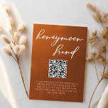 Burnt Orange Boho Autumn Wedding Honeymoon Fund Begleitkarte<br><div class="desc">Befolgen Sie den Herbstfarben-Trend mit unserer Flitterwochen-Fondskarte in Orange-Braun-Hochzeit im Herbst. Einfache weiße Typografie auf rustikalem Hintergrund für einen minimalistischen Look. Bohemische Farbtöne,  die an Terracotta-Ton erinnern,  unterstreichen Ihre elegante Kalligraphie auf dieser modischen,  farbenfrohen Beilagenkarte.</div>