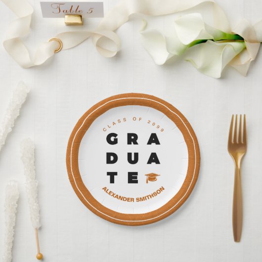 Burnt Orange Bold GRADUATE Letters and Cap Pappteller (Hochzeit)