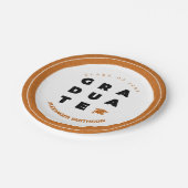 Burnt Orange Bold GRADUATE Letters and Cap Pappteller (Schrägansicht)